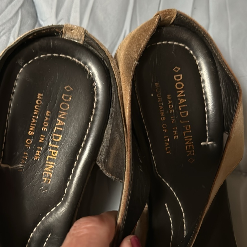 Donald J Pliner Shula Leather Sandal. 9-9.5 Minimalist Comfort - Picture 3 of 11